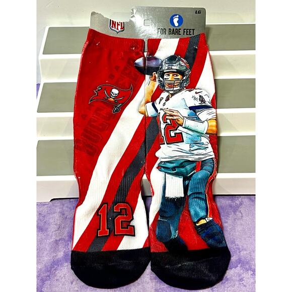 For Bare Feet Tom Brady Tampa Bay Buccaneers Signing Bonus Crew Socks men’s Lg - Picture 1 of 7